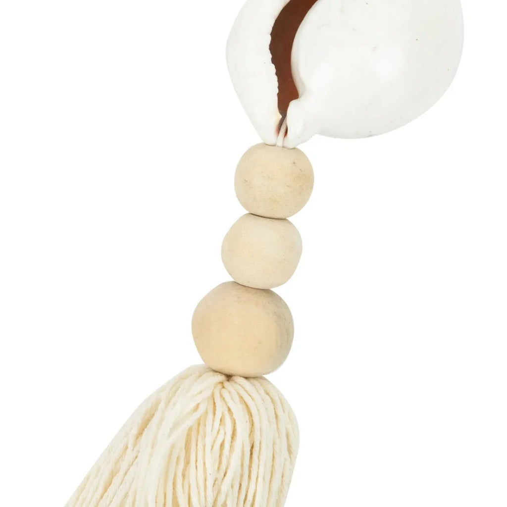 Collier de pompons crème avec perles bois et pendentif blanc rond