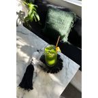 Mojito menthe verte avec quartier de citron vert et paille dorée dans verre clair