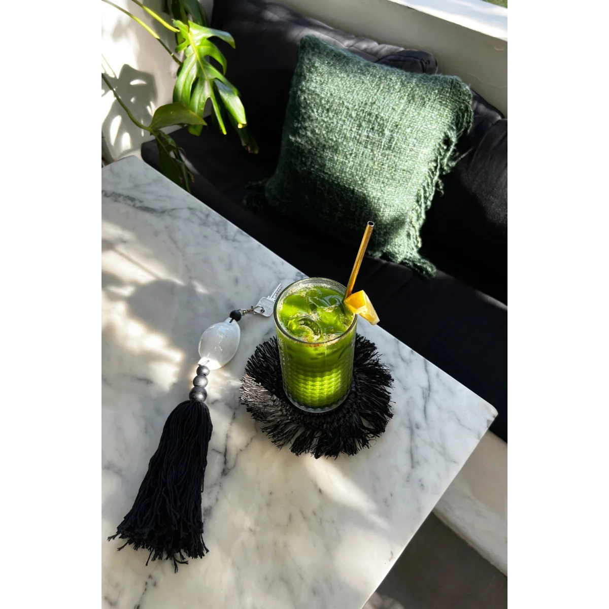 Mojito menthe verte avec quartier de citron vert et paille dorée dans verre clair