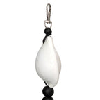 Pendentif goutte blanche avec perles noires et fermoir argenté