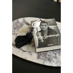 Porte-clés coquillage cauri noir et blanc avec pompon en coton, plateau marbre blanc, pendentif crâne argenté et gland noir