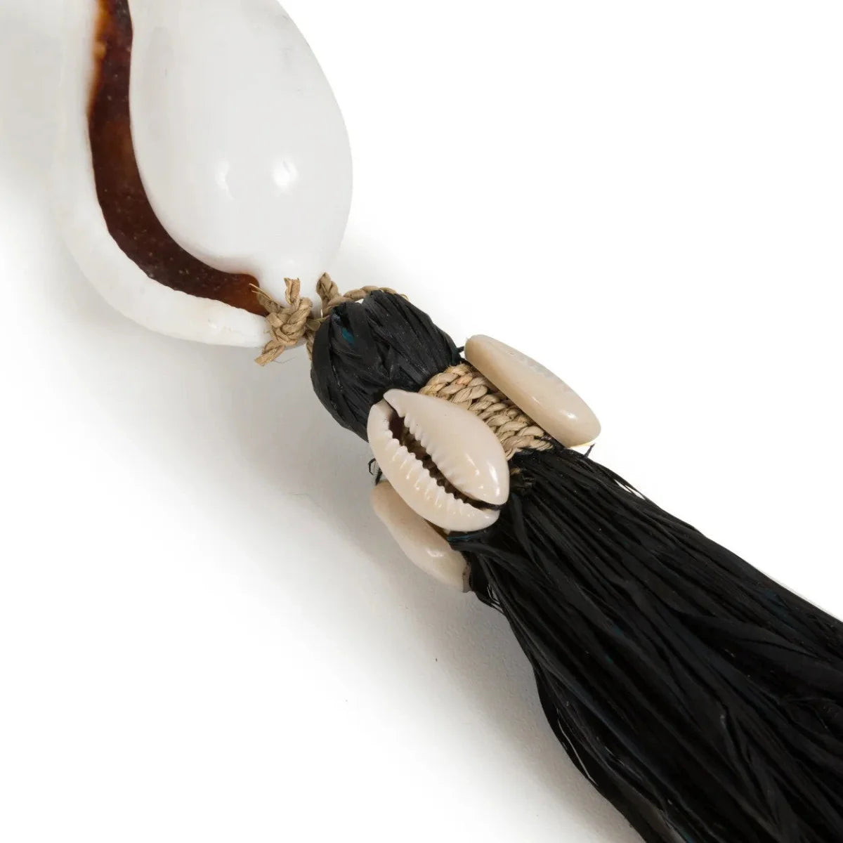Collier de porte-clés coquillage, pompon raphia noir, perles coquille et pierre blanche