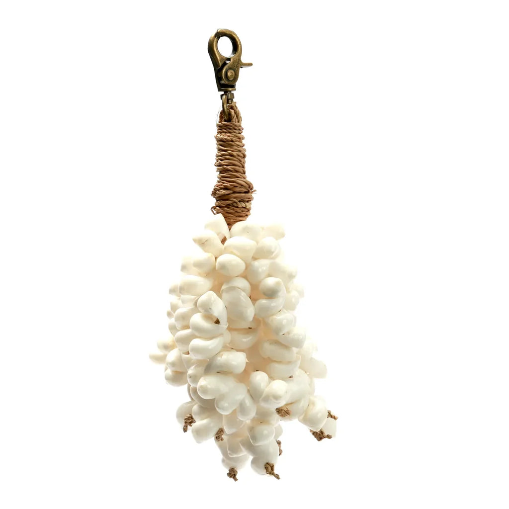 Porte-clés en coquillages blancs et corde herbe marine