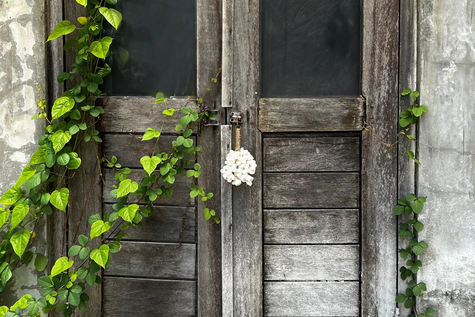 Porte-clés en coquillages blancs et corde herbe marine