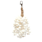 Porte-clés en coquillages blancs et corde herbe marine