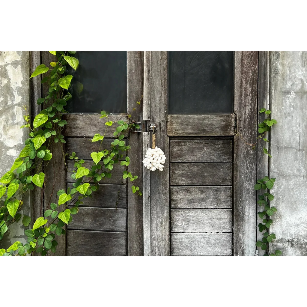 Porte-clés en coquillages blancs et corde herbe marine avec porte en bois ancien