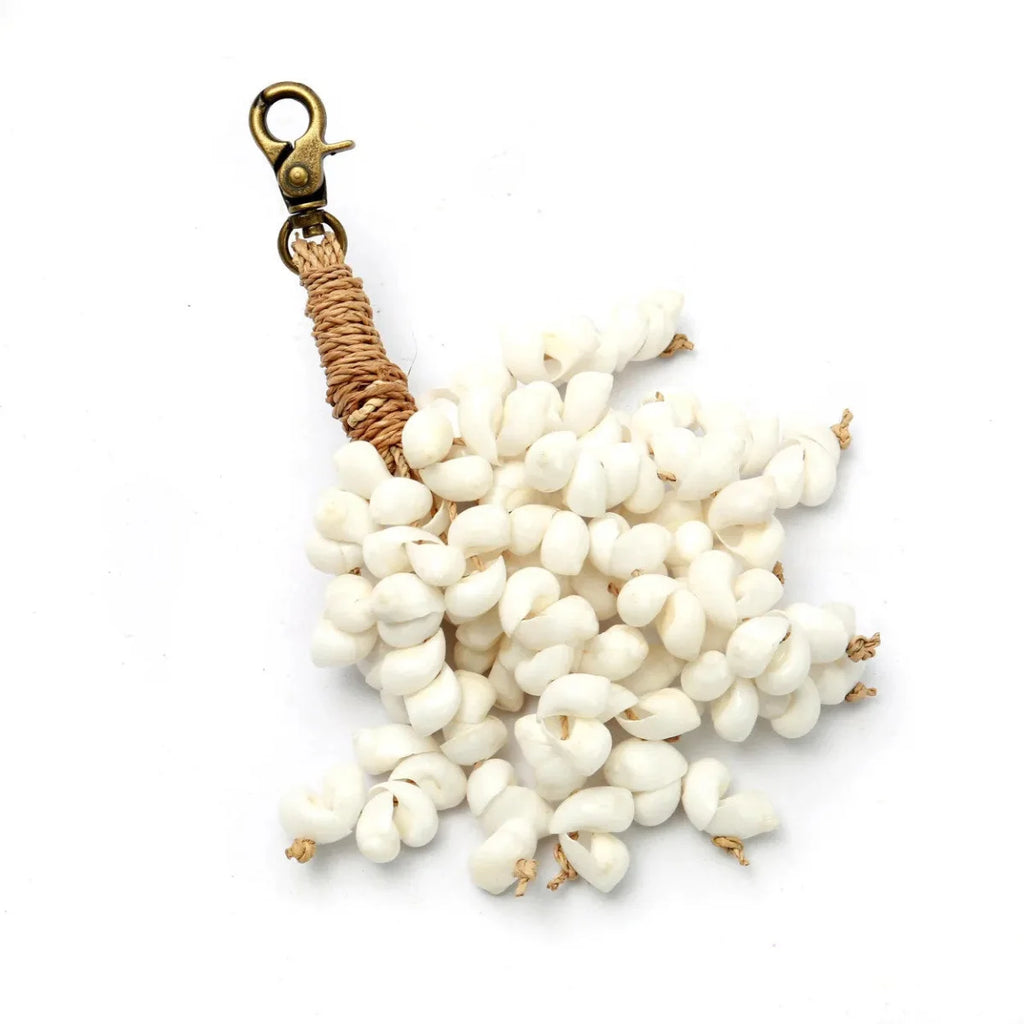 Porte-clés en coquillages blancs et corde herbe marine avec clasp en laiton