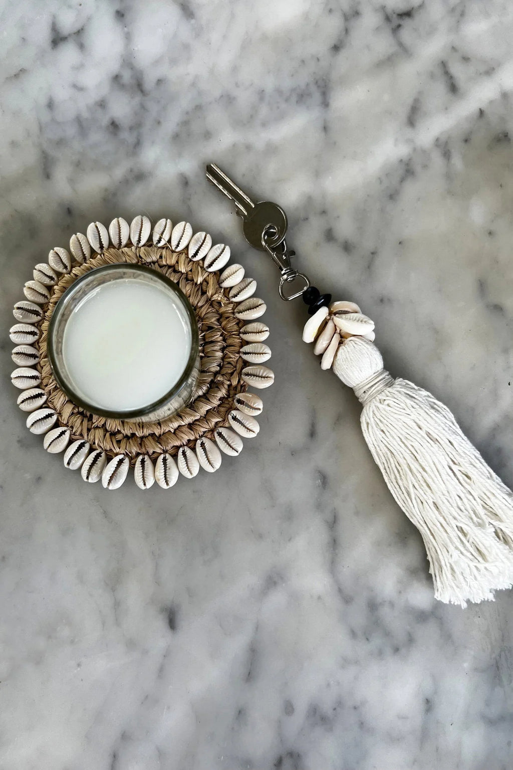Porte-clés coquillages avec pompon coton blanc cassé et perles noires, décoration nautique