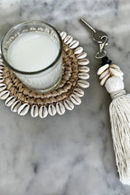 Porte-clés coquillages et pompon coton blanc cassé avec perles noires, décoration marine