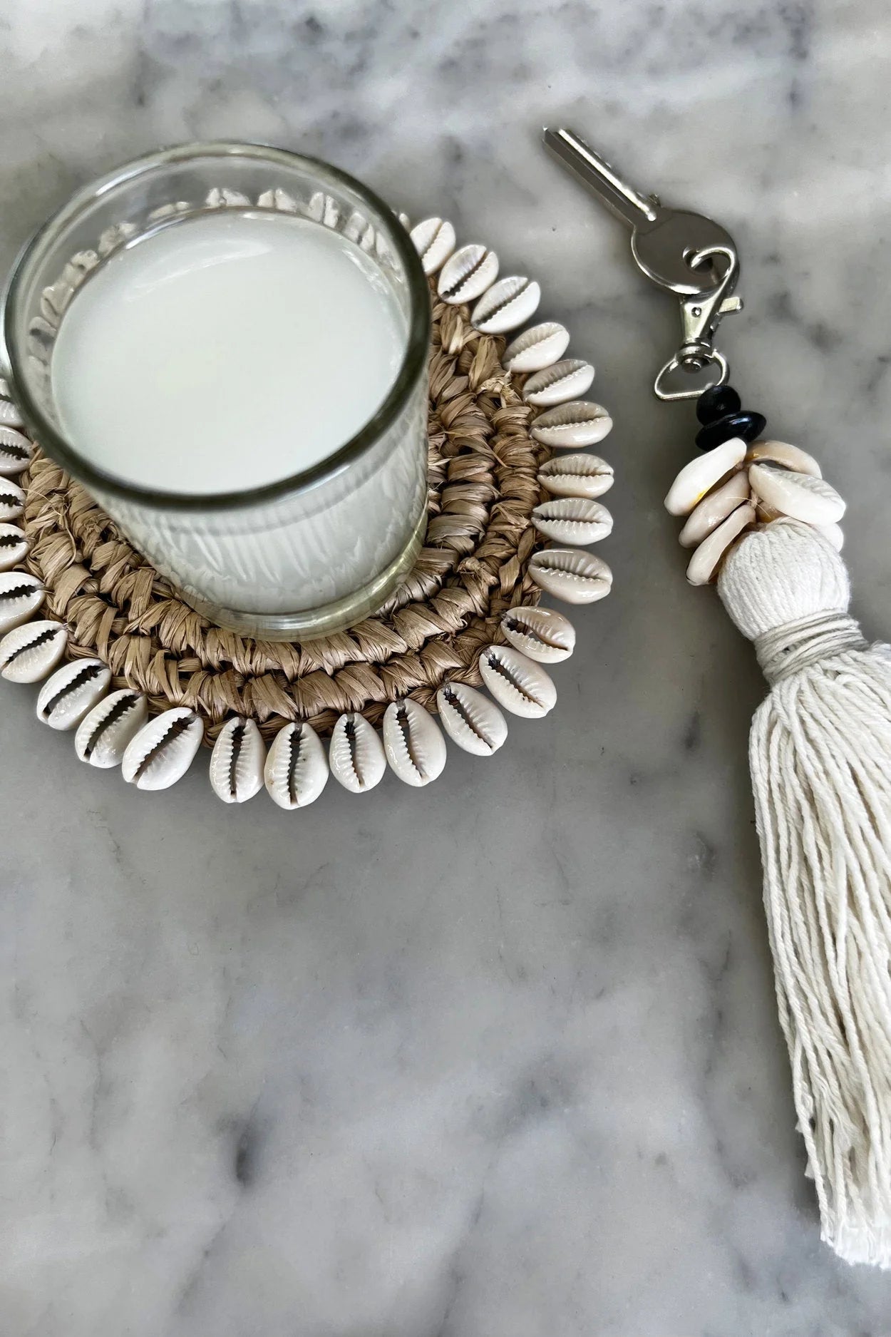 Porte-clés coquillages et pompon coton blanc cassé avec perles noires, décoration marine
