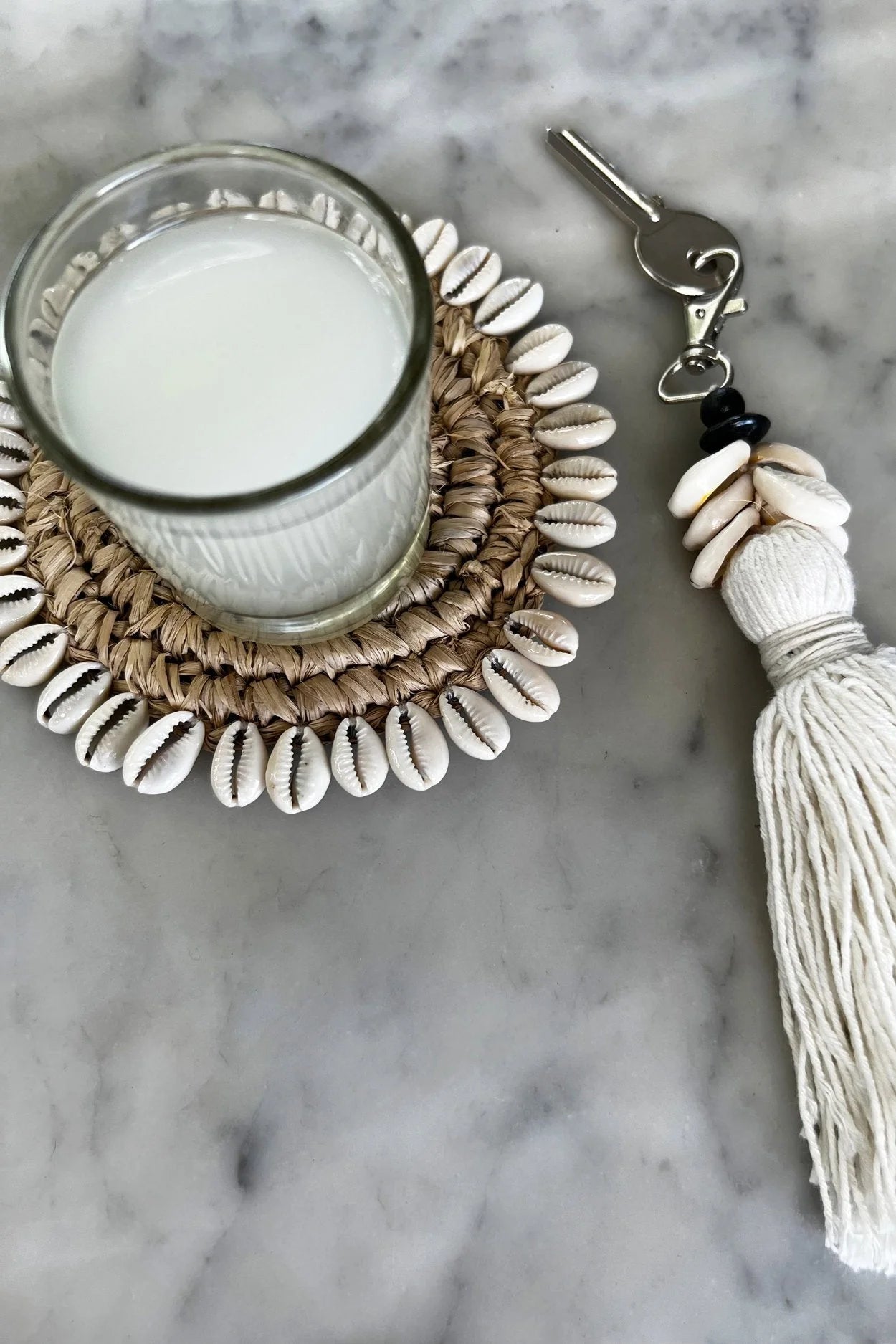 Porte-clés coquillages et pompon coton blanc cassé avec perles noires, avec verre et sous-verre en coquillages