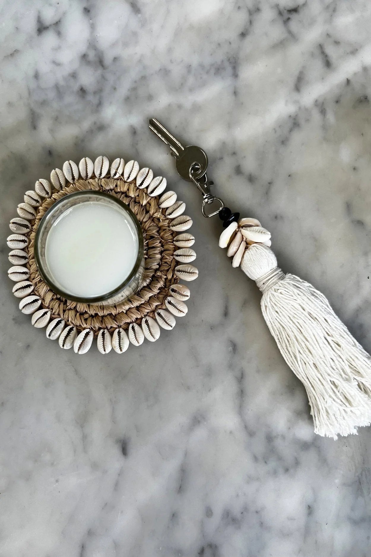 Porte-clés coquillages et pompon coton blanc cassé avec perles noires