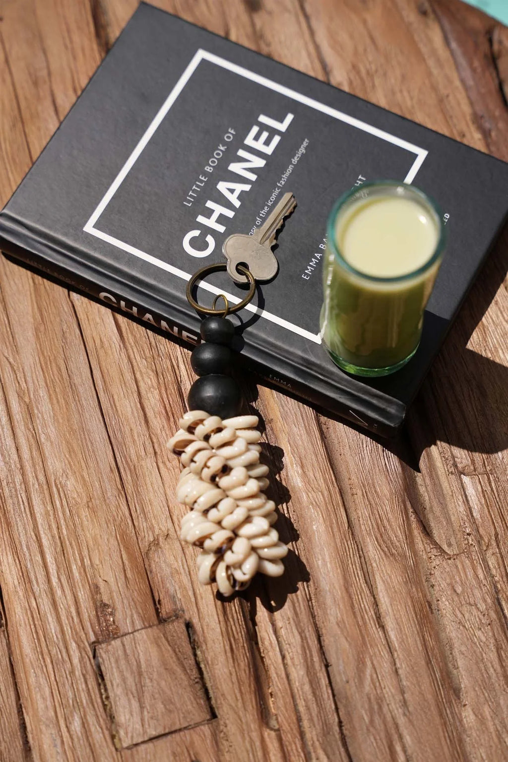 Porte-clés décoratif en coquillages beige tissé, perles noires et anneau métallique