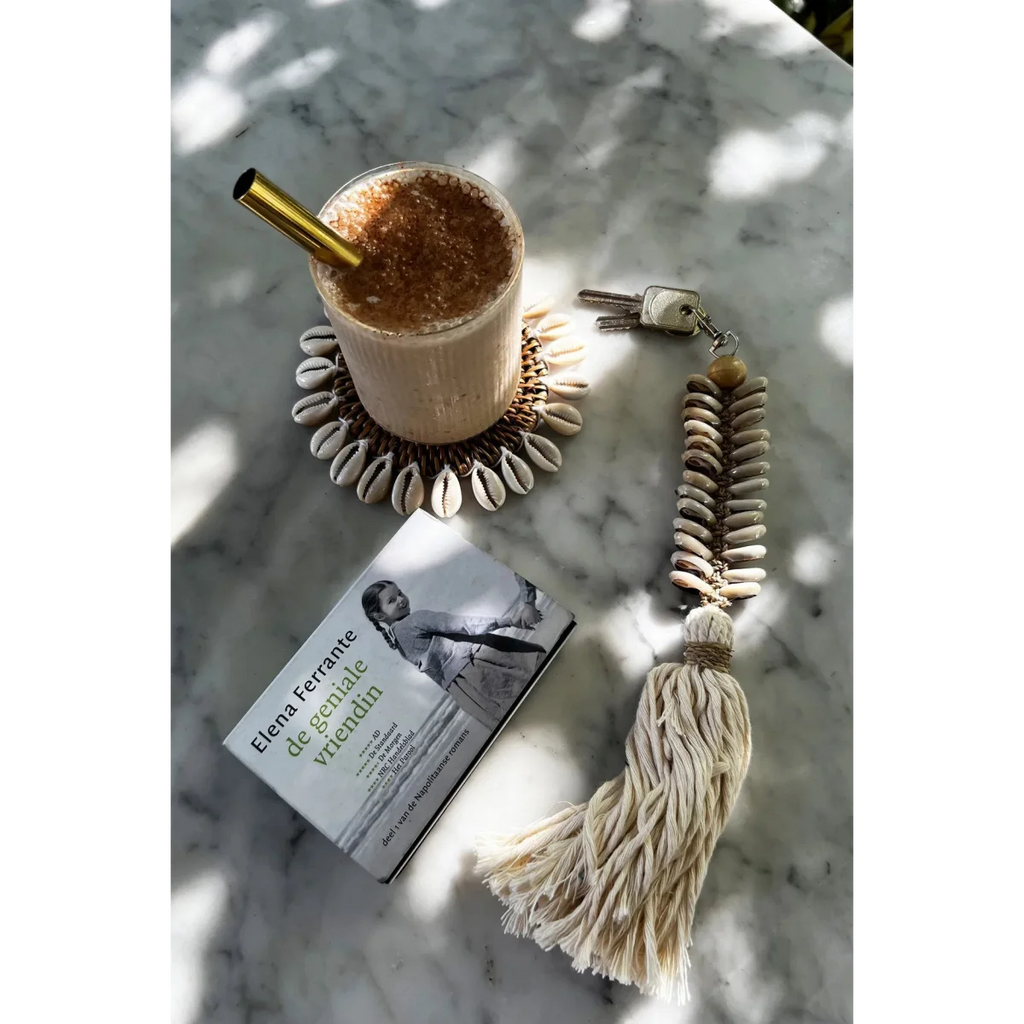 Porte-clés décoratif en macramé crème avec coquillages et pompon coton