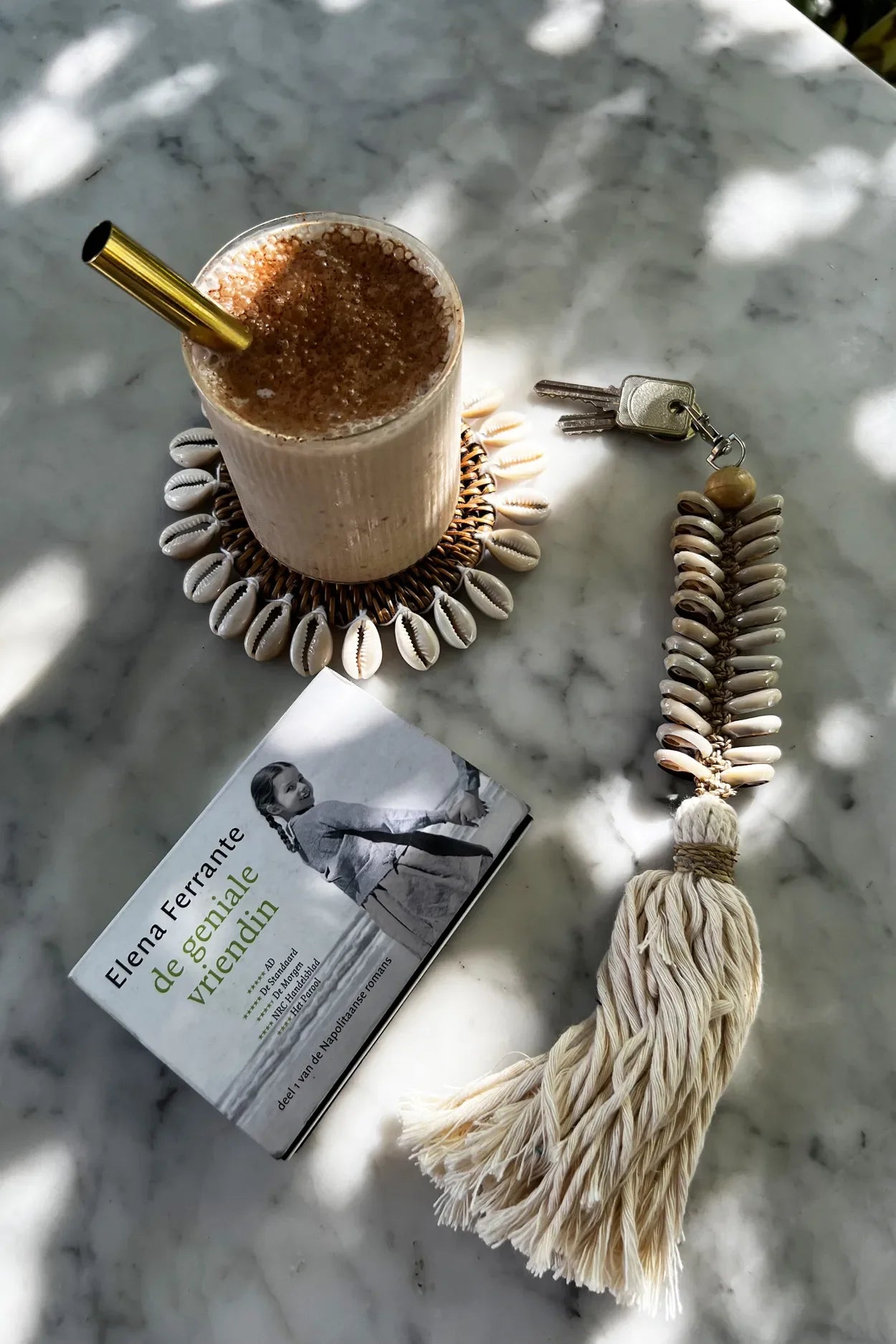 Image de porte-clés décoratif en macramé crème avec coquillages, pompon, boisson et clés
