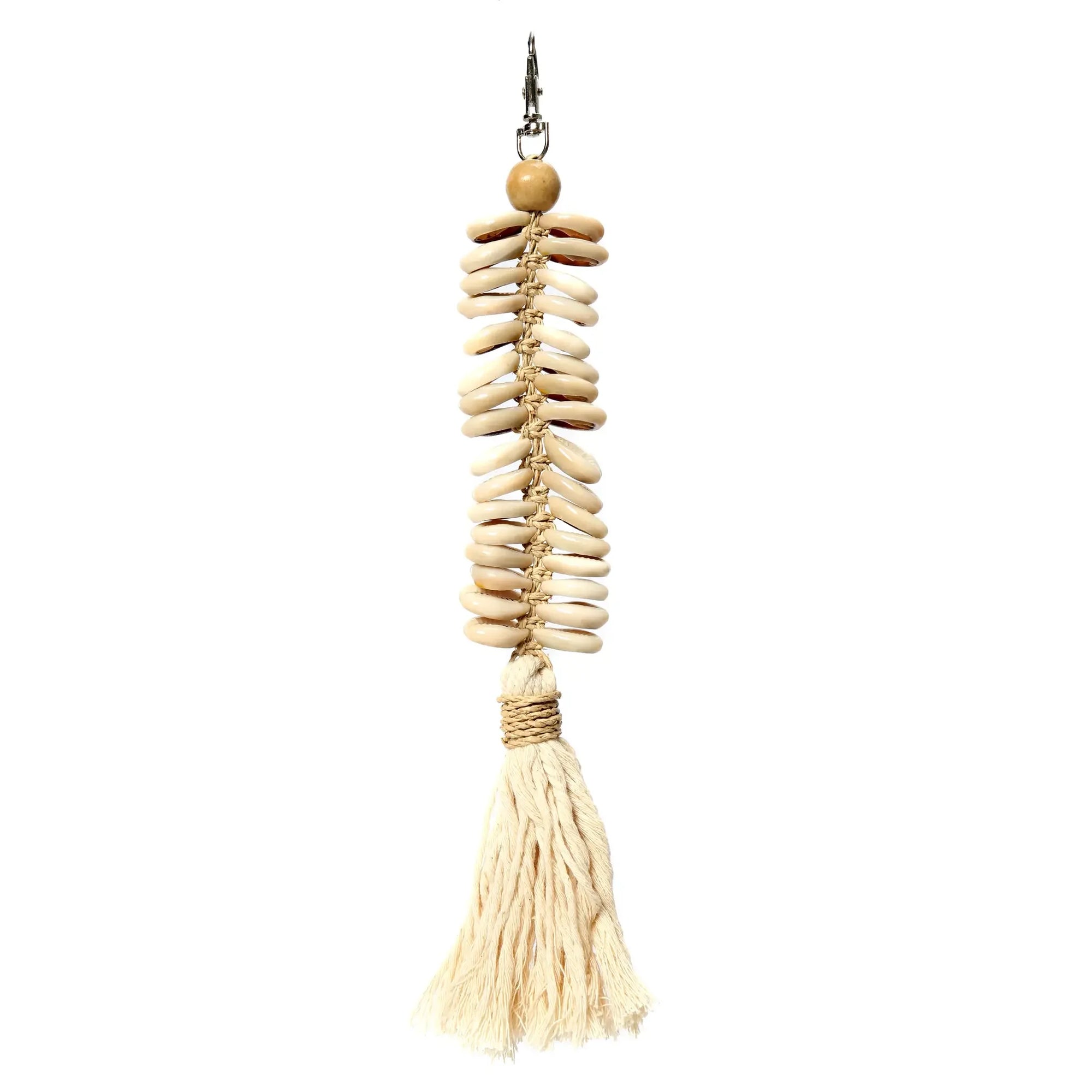 Clé en macramé crème avec coquillages, tassel et pompon coton pour décoration