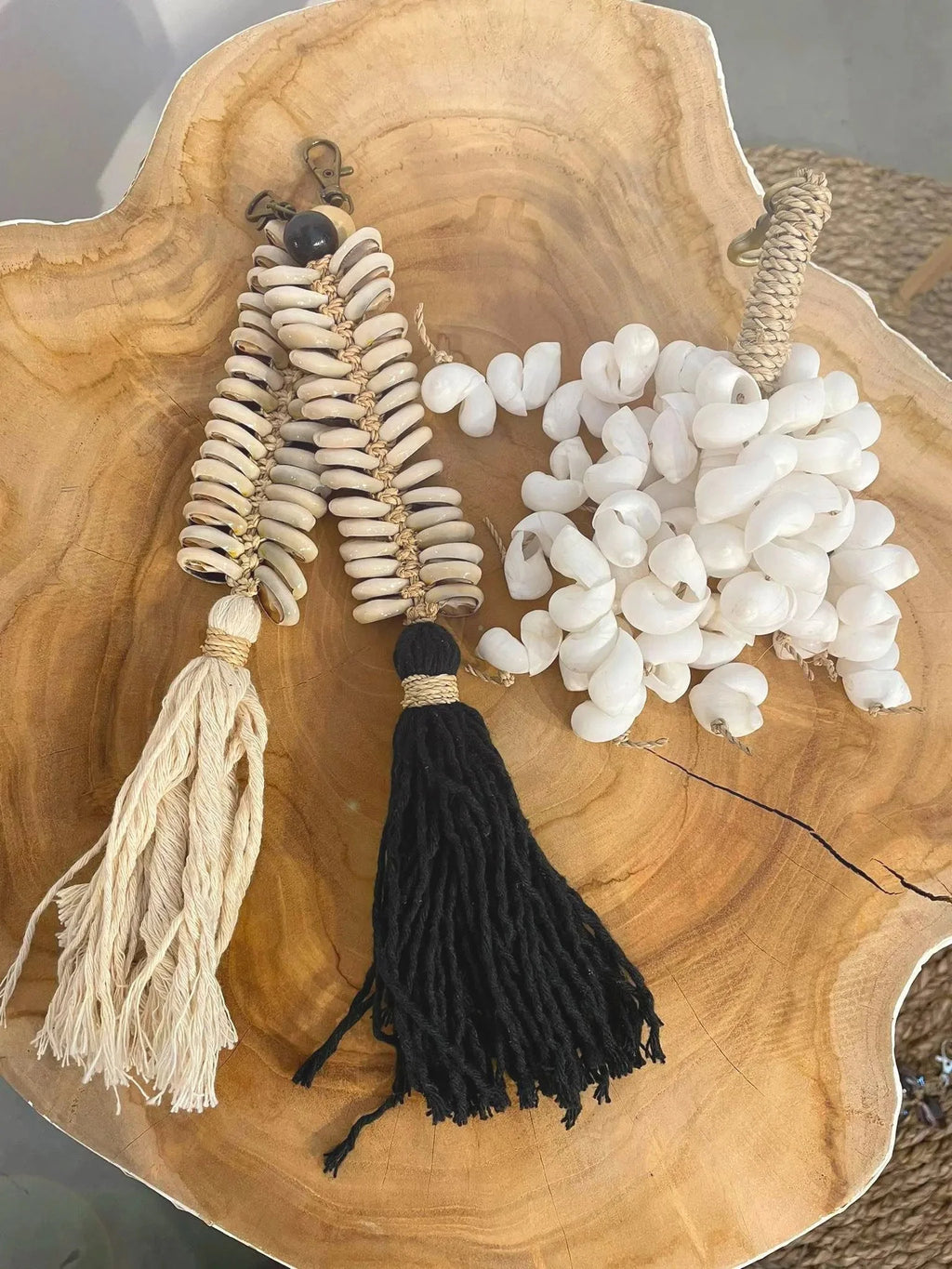 Porte-clés en macramé noir avec coquillages et pompon coton beige