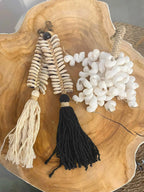 Porte-clés en macramé noir avec coquillages et pompon coton beige