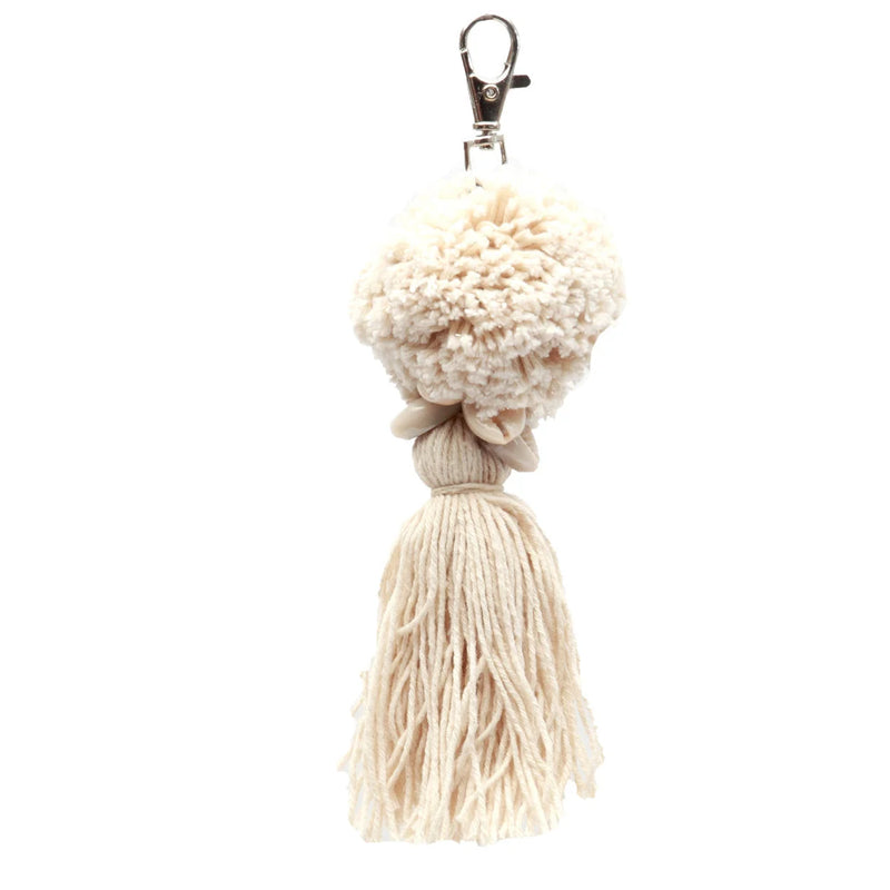 Porte-clés pompon en coton écru avec coquillages naturels