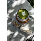 Latte matcha vert avec design feuille blanche dans mug céramique