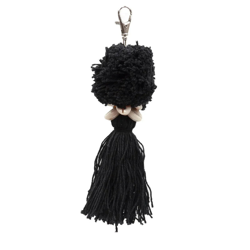 Porte-clés pompon noir en coton et coquillages cauris