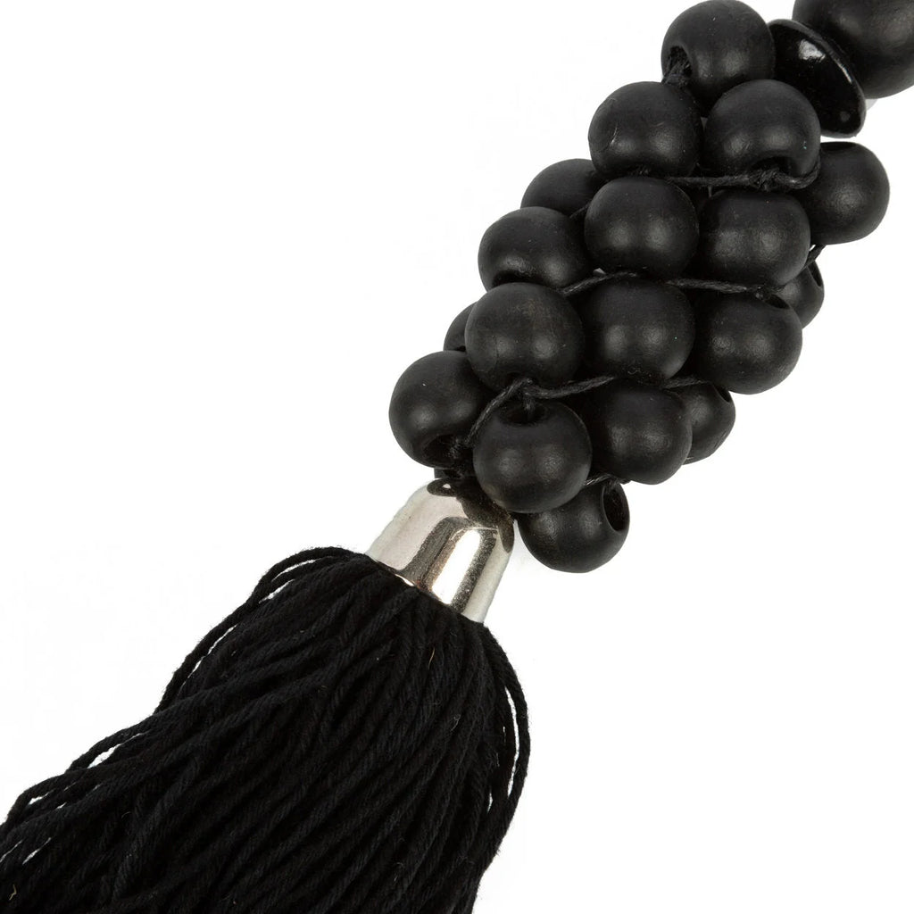 Porte-clés pompon en perles de bois noir avec capuchon métallique argenté