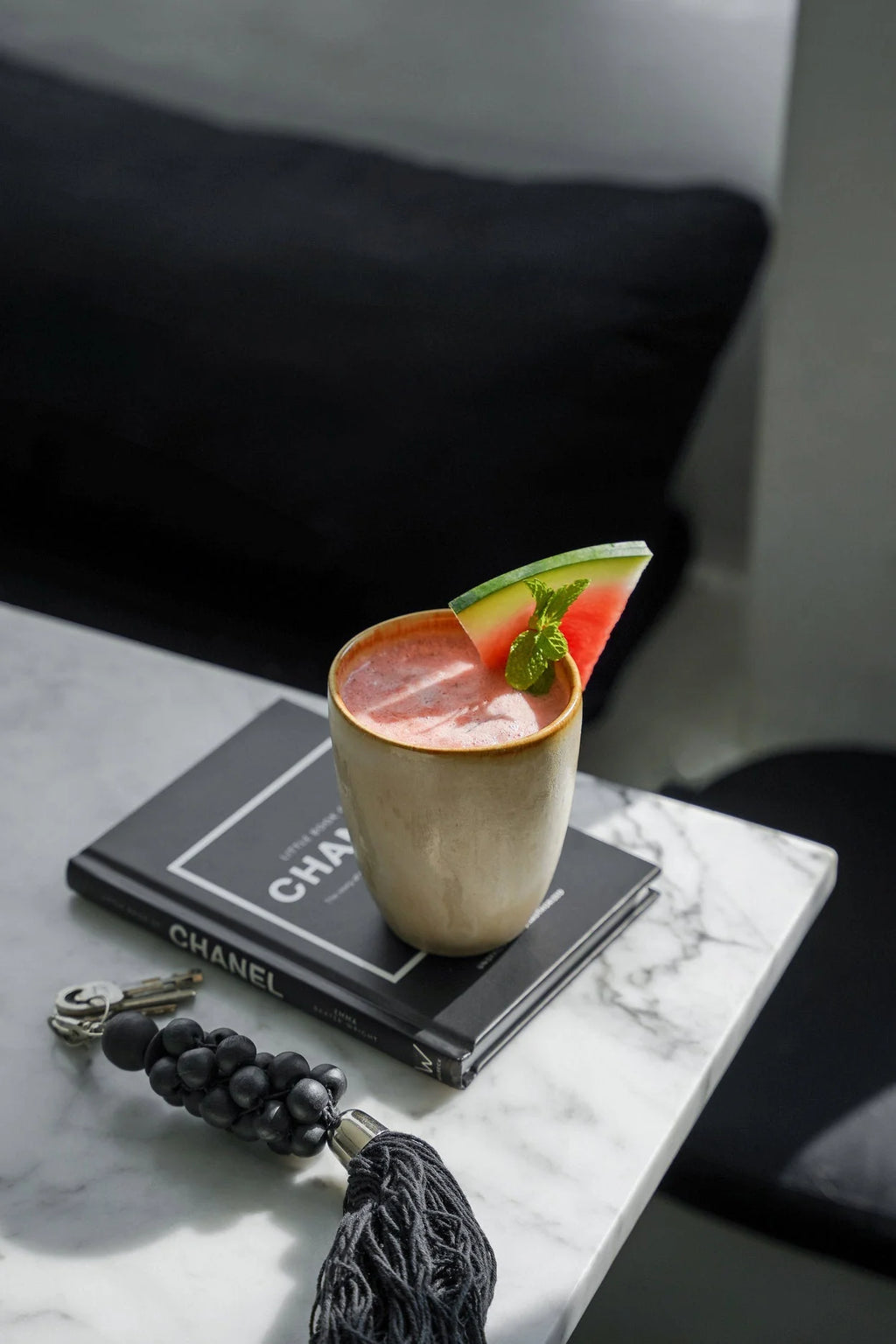 Porte-clés pompon en perles de bois noir avec smoothie rose crémeux