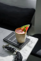 Porte-clés pompon en perles de bois noir avec smoothie rose crémeux