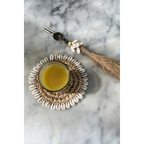 Porte-clés pompon en raphia avec coquillages blancs et liquide jaune