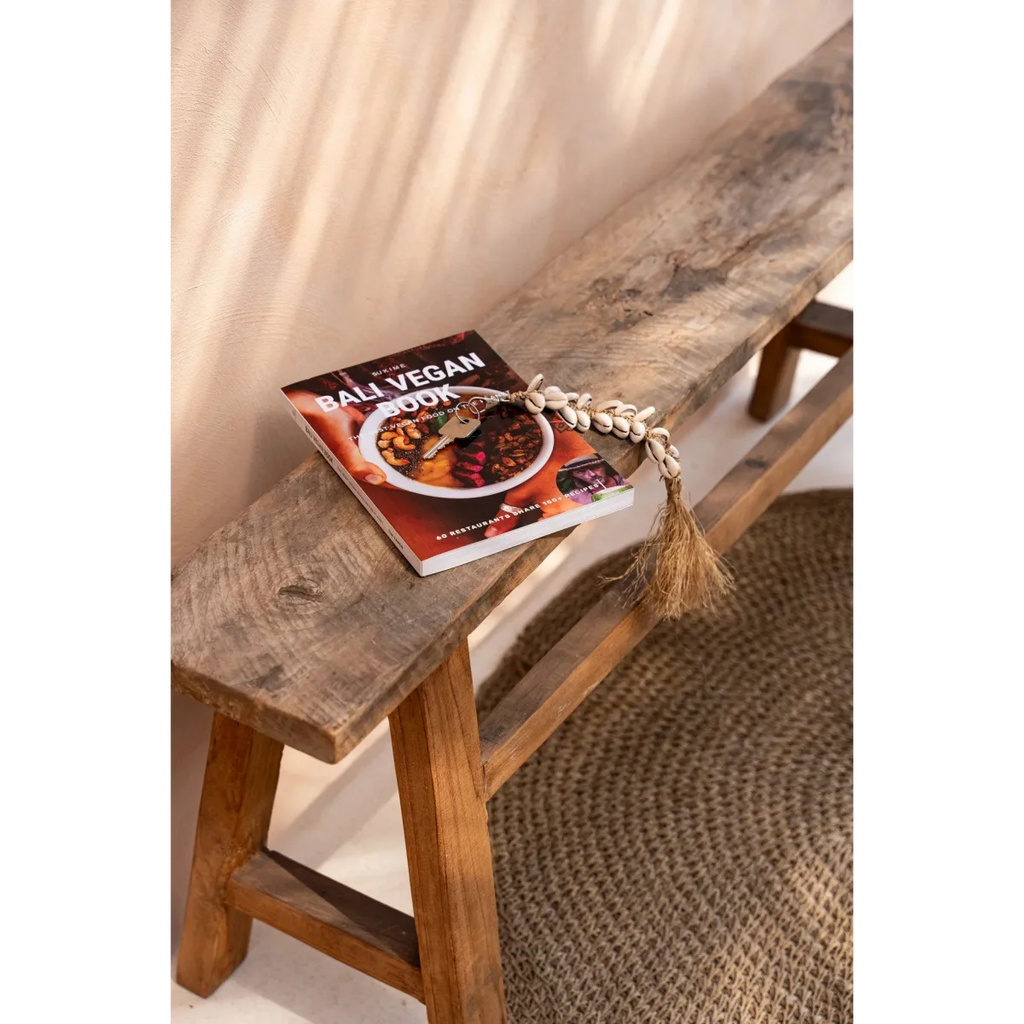 Porte-clés en raphia blanc avec coquillages, pompon et banc rustique en bois