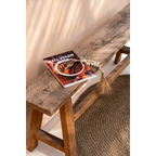 Porte-clés en raphia blanc avec coquillages, pompon et banc rustique en bois