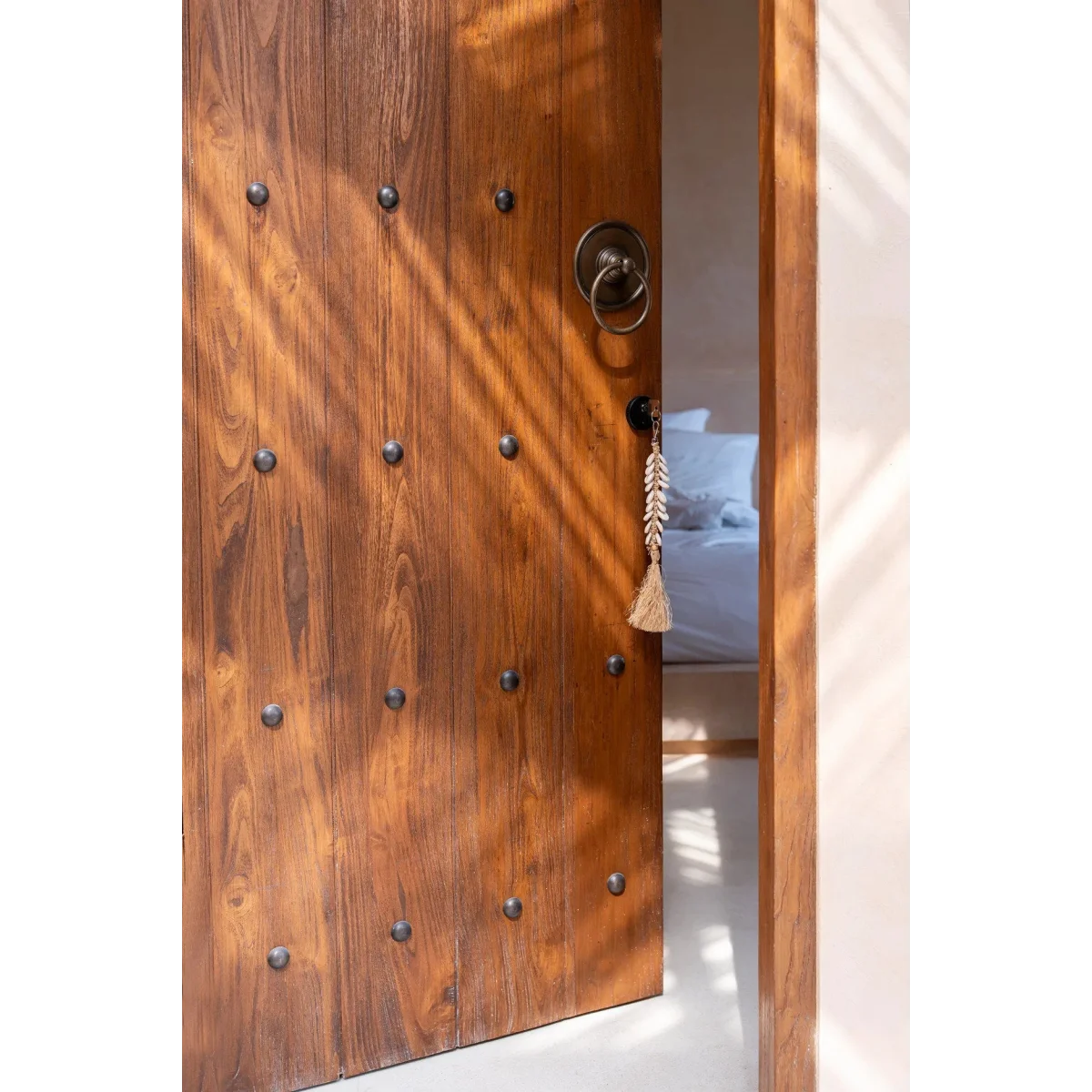 Porte-clés en raphia blanc avec coquillages et pompon