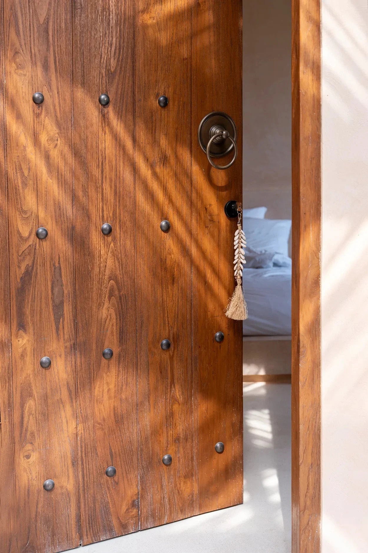 Porte-clés raphia blanc naturel avec coquillages, pompon et porte bois rustique