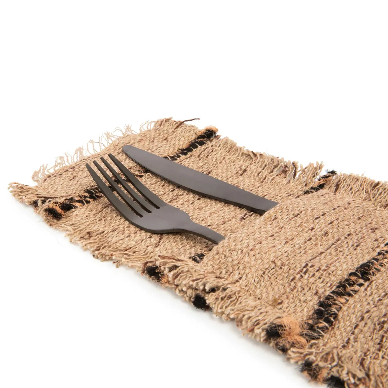Set de couverts en bois brun sur un tapis en osier, lot de 4, Porte-couverts coton beige et noir