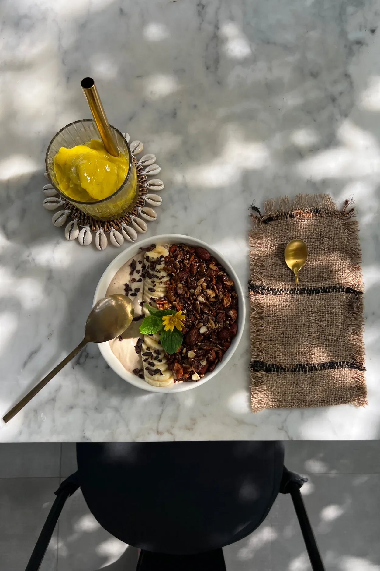 Bol de petit déjeuner avec smoothie, porte-couverts en coton beige et noir 25x13 cm