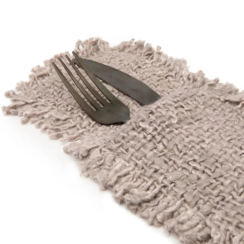 Fourchette et couteau noirs sur un tapis texturé pour le set Le Porte-Couverts Oh My Gee Gris Perle