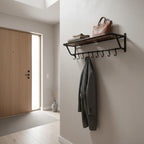 Porte-manteau mural en métal noir avec plateau bois recyclé, 84x25 cm, supportant sac en cuir marron et couverture grise pliée