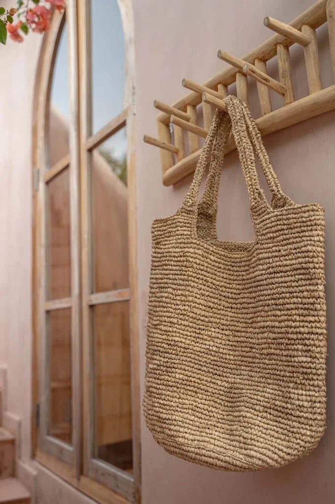 Sac à bandoulière tissé naturel présenté dans Le porte-manteau naturel de l’île