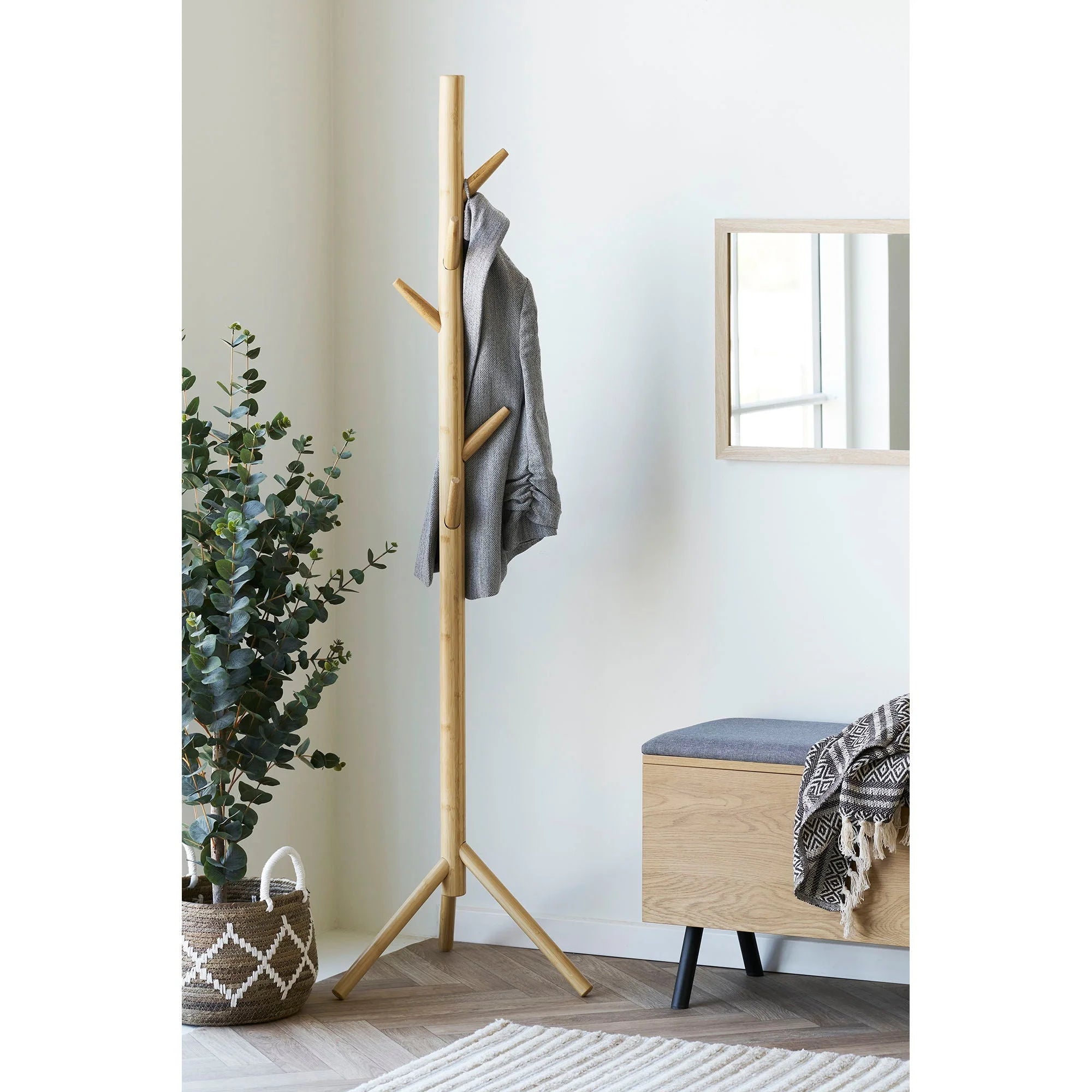 Porte-manteau sur pied en bambou clair forme arbre H163 cm avec veste grise