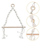 Détail du porte-papier toilette en bois et macramé, avec structure en corde tressée et perles en bois
