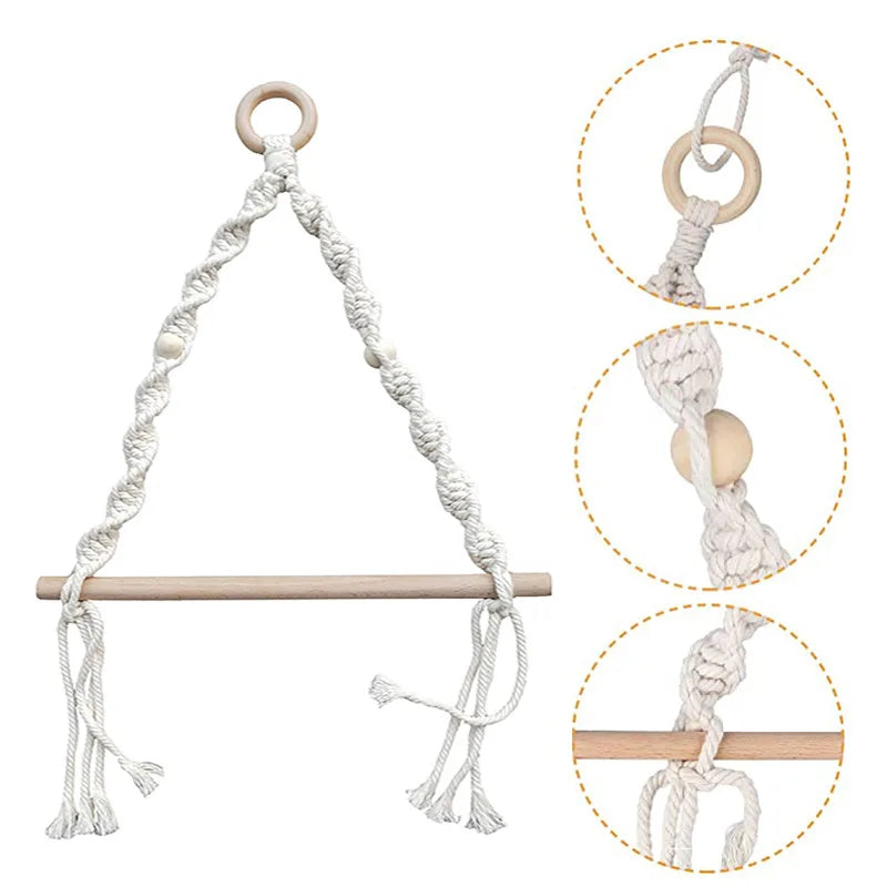 Détail du porte-papier toilette en bois et macramé, avec structure en corde tressée et perles en bois
