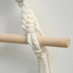 Détail du porte-papier toilette en bois et macramé, avec structure en corde tressée et en bois