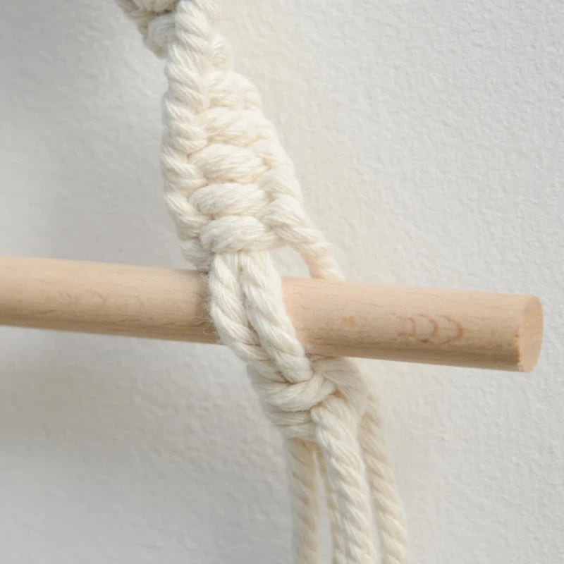 Détail du porte-papier toilette en bois et macramé, avec structure en corde tressée et en bois