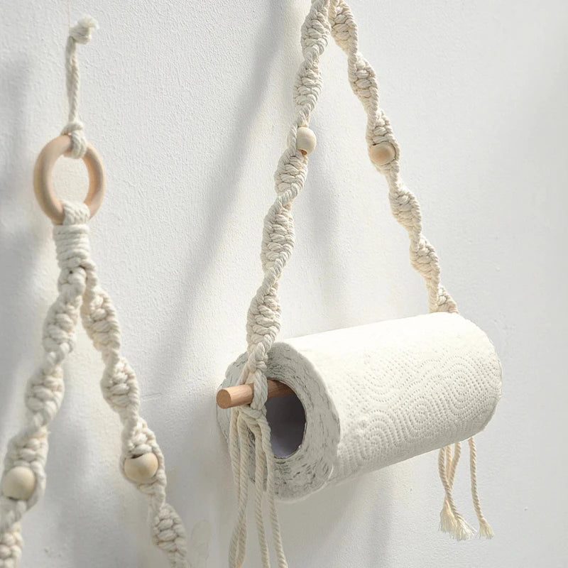 Porte-papier toilette en bois et macramé utilisé pour suspendre une serviette et du papier