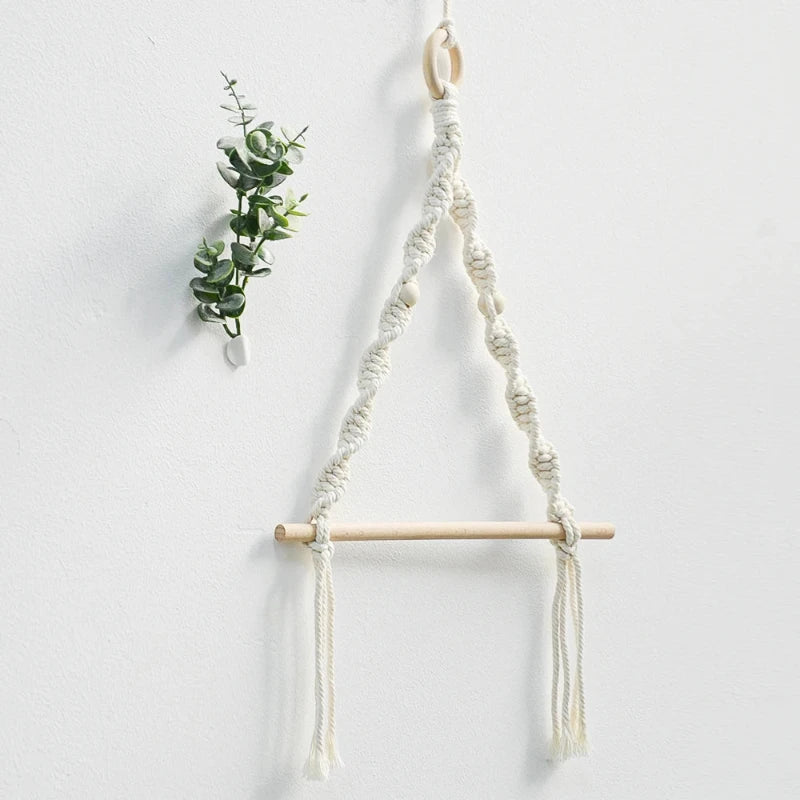 Porte-papier toilette mural en bois et macramé sans accessoires, suspendu sur mur blanc