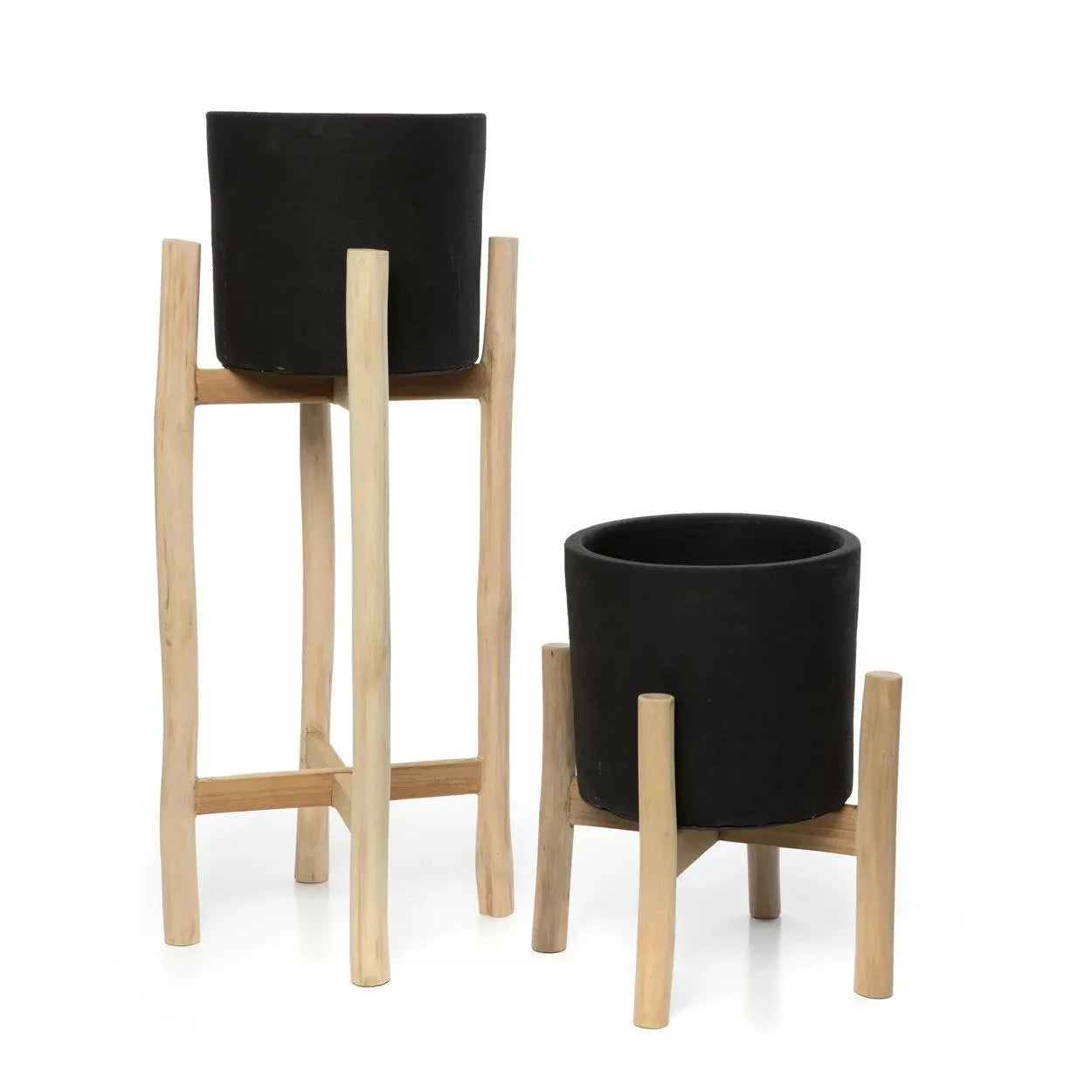 Deux jardinières noires sur supports en bois pour décoration intérieure et extérieure