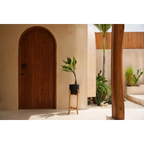 Porte-plante en bois naturel avec pot en terre cuite noire et feuillage vert pâle