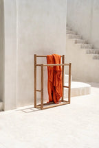 Porte-serviettes rustique en bois avec serviette orange suspendue