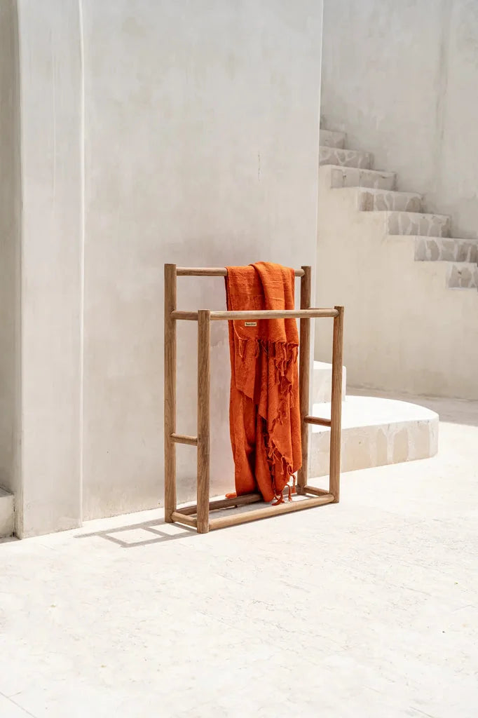 Porte-serviettes rustique en bois avec serviette orange suspendue