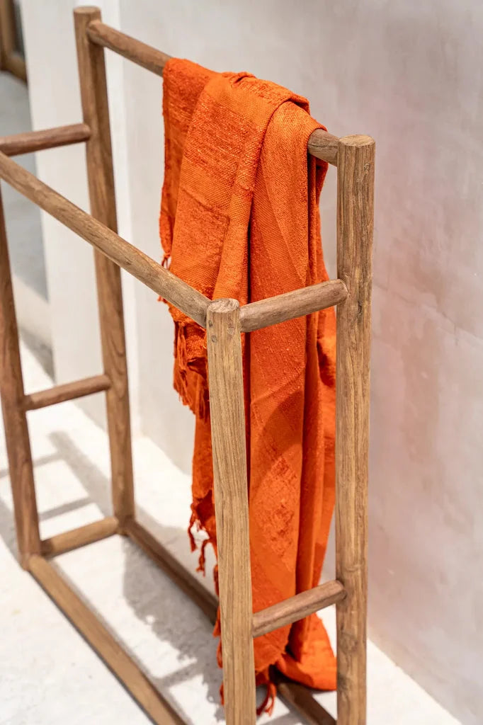 Serviette orange sur porte-serviettes rustique en bois pour salle de bain efficace